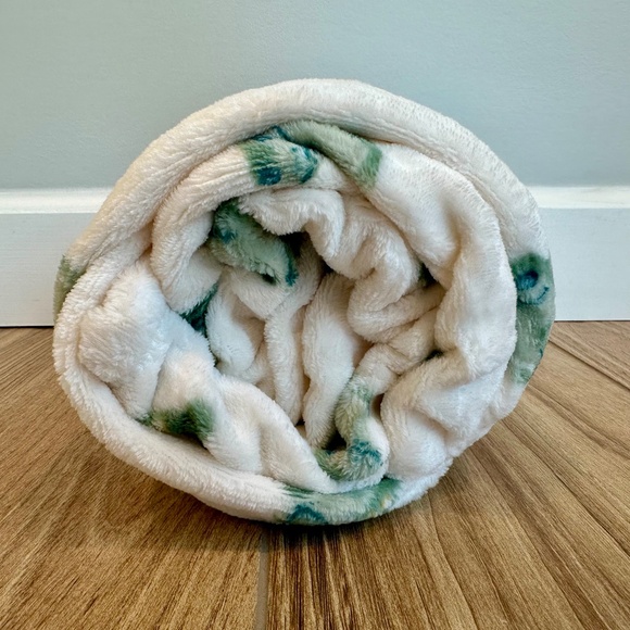 Frogs Printed Plush Throw Blanket - Room Essentials - Picture 9 of 10